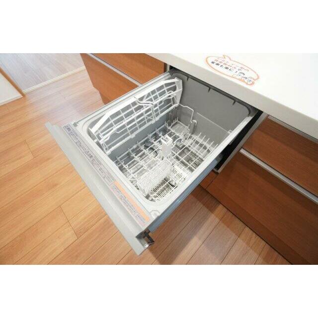 キッチンにはビルトイン食器洗浄乾燥機がついています。面倒な食器洗いもお任せ♪※類似物件の参考画像です
