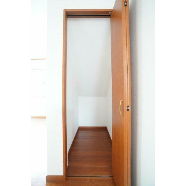 リビングに収納があると、物が出しっぱなしになりにくく、すっきり片付いた空間をキープできます。