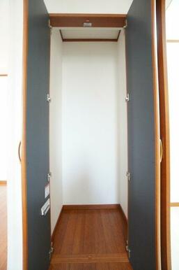 キッチン横にある収納は買ってきたストック用品の一時保管場所として使っていただくのもよさそうです。