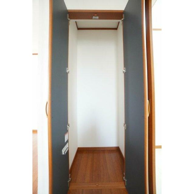 キッチン横にある収納は買ってきたストック用品の一時保管場所として使っていただくのもよさそうです。