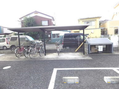 自転車置き場とゴミ置き場