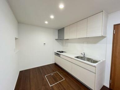 「キッチン前スペース」冷蔵庫や食器棚を置いても広々使えます。