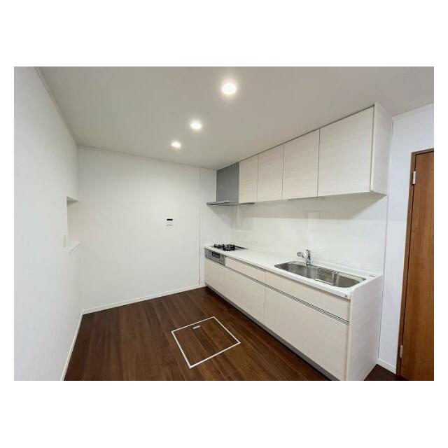 「キッチン前スペース」冷蔵庫や食器棚を置いても広々使えます。