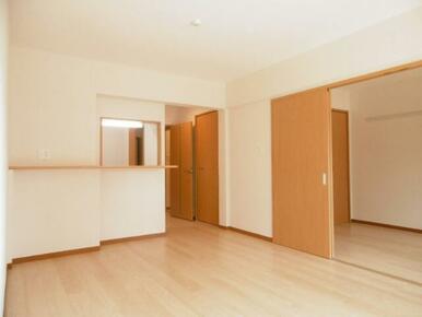 きれいなフローリングのお部屋　※別号室の写真です。