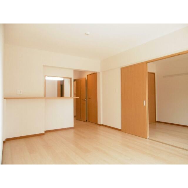 きれいなフローリングのお部屋　※別号室の写真です。