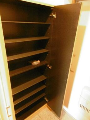 背の高いシューズボックス