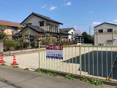 パーキング青木Ⅱの入口は西側（ローソン左手の道路沿い）です。