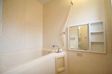 【浴室】浴室鏡の横にはシャンプーなど置けるスペースがあります！