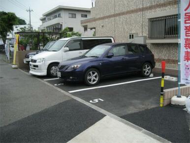 敷地内駐車場は月額８８００円で貸出可能。
