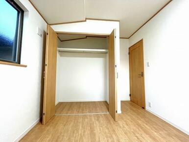 「洋室約5.5帖」大きめのクローゼットが便利です