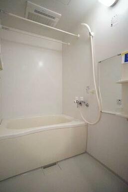 バスルーム　追い焚き機能付き、浴室乾燥暖房機付きです。