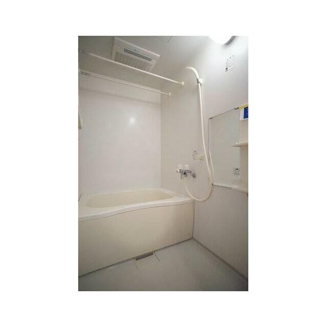 バスルーム　追い焚き機能付き、浴室乾燥暖房機付きです。