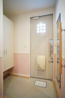玄関　全身ミラーの設置がございます。