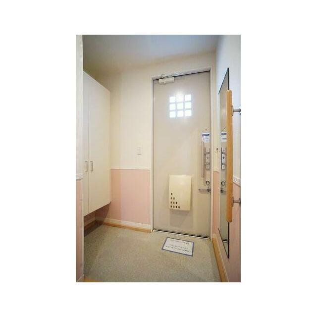玄関　全身ミラーの設置がございます。