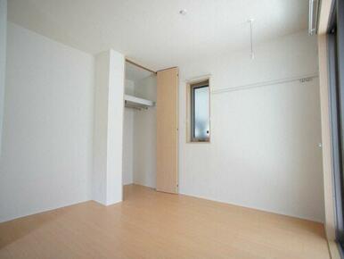 便利なハンガーパイプのある収納♪雨の日にうれしい室内物干☆