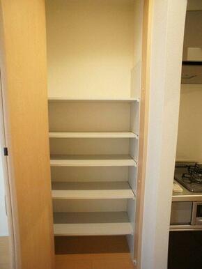 ＬＤＫには収納があり、重宝します♪