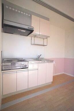 キッチン　　グリル付き２口ガスコンロを設置したキッチンです。