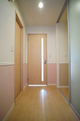 ホール　左側が洗面所、右側は収納と洗濯機スペースがございます。