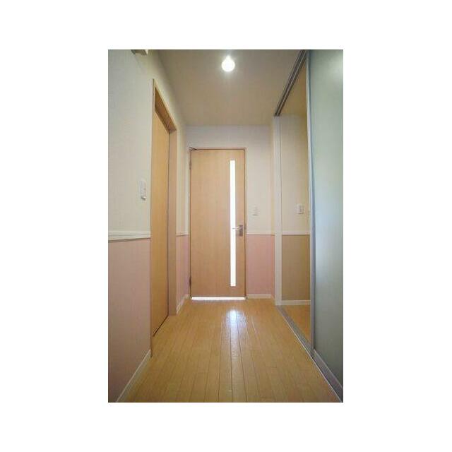 ホール　左側が洗面所、右側は収納と洗濯機スペースがございます。