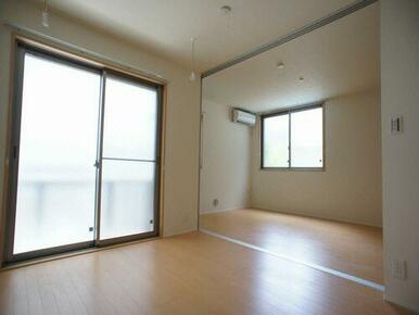 ＬＤＫと洋室、共に南向きとなっております♪