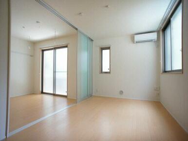 洋室とＬＤＫの仕切りはスライディングスクリーンでおしゃれに！