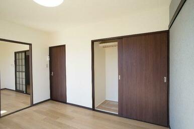 収納スペースはハンガーパイプ付きで衣類収納にも重宝