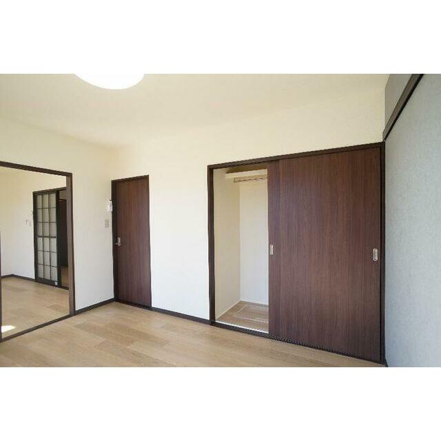 収納スペースはハンガーパイプ付きで衣類収納にも重宝