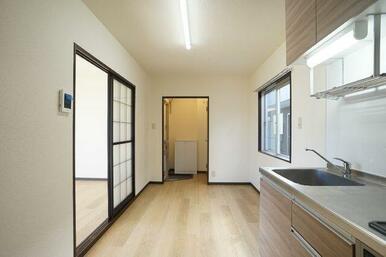 ６．０帖のＤＫ　キッチンから玄関方向