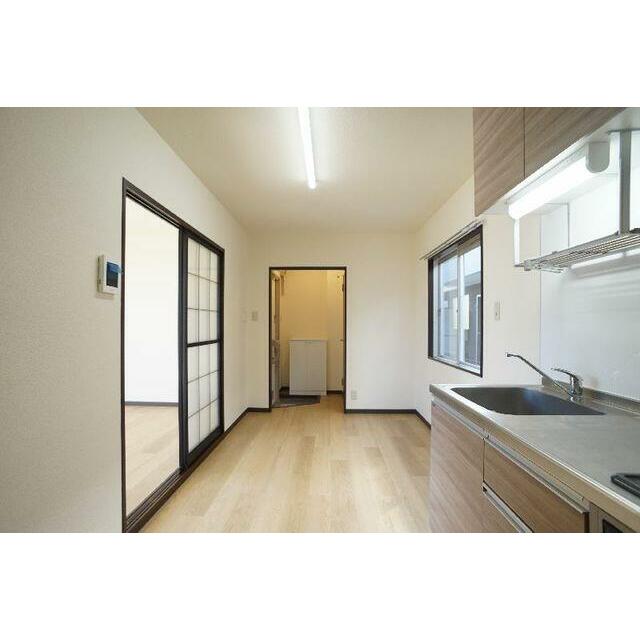 ６．０帖のＤＫ　キッチンから玄関方向