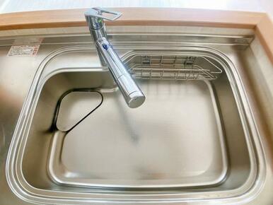 「洗面脱衣室」洗面台は人気の三面鏡タイプです。