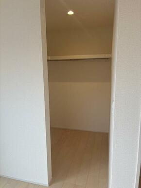 大切な洋服にはきちんと収納場所を用意したい（4号棟）
