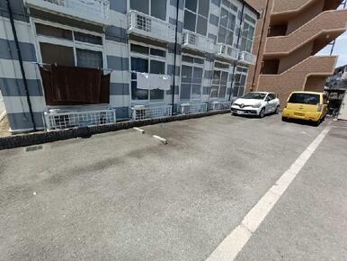 駐車場は別料金となります。