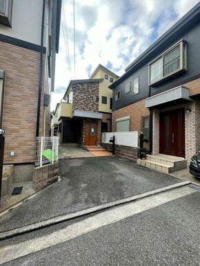 隅切りがあるため駐車もしやすい形状です。　ハイルーフ車も駐車可能