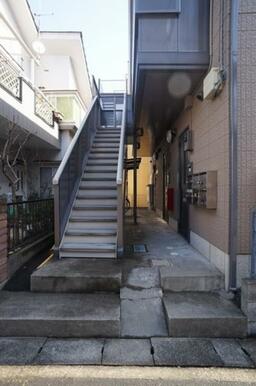 1階エントランス及び共用階段