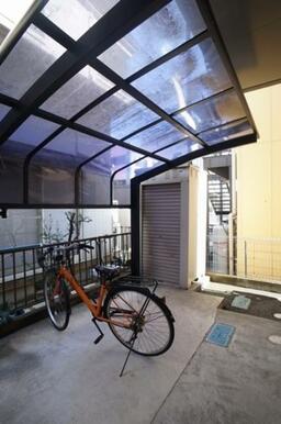 敷地内屋根付駐輪場有り