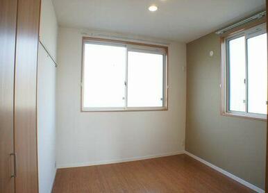 北側洋室は、クローゼットも配しているので寝室や子供部屋としてもご利用いただけます♪