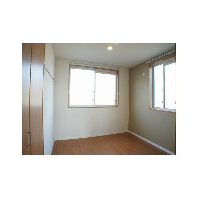 北側洋室は、クローゼットも配しているので寝室や子供部屋としてもご利用いただけます♪