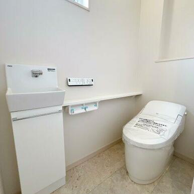来客時に嬉しい手洗いスペース付きのトイレ！タンクレストイレなので節水にもなり、お手入れ楽々です！
