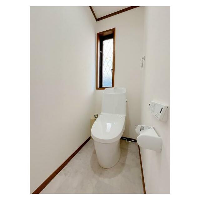 「2階トイレ」新品交換済（トイレ、照明、クロス、フロアタイル）