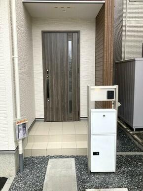 宅配ボックスがあるので留守中でも荷物を受け取れます