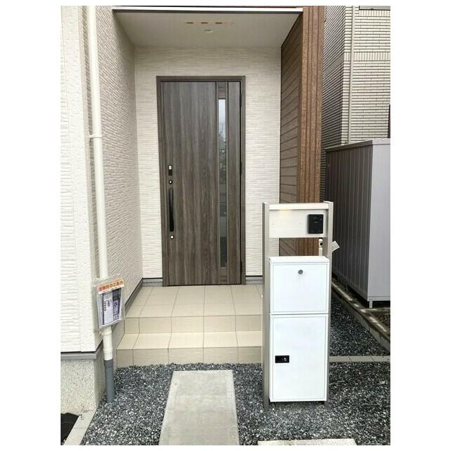 宅配ボックスがあるので留守中でも荷物を受け取れます