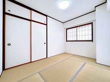 「和室」約6帖の広さです。畳表替え、襖・障子張替え、照明交換等を行いました。