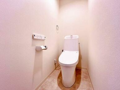 LIXIL製のトイレに新品交換。その他リフォームで、照明交換、クッションフロア張替等を行いました。