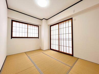 「和室」別角度写真です。角部屋ならではの二面採光が嬉しいですね。