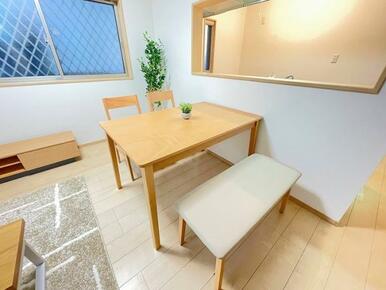 「ニトリ家具」ダイニングテーブル設置しております。