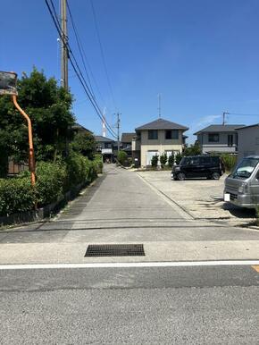 東側前面道路　写真撮影年月：２０２４年８月