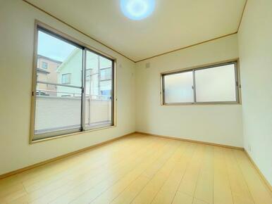 「2階南西側洋室」約6帖のバルコニー付きのお部屋です。