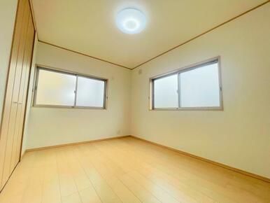 「2階北側洋室」2面採光の約6帖のお部屋です。