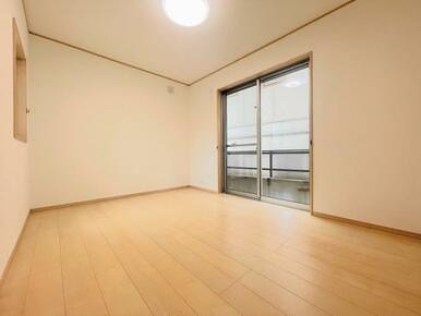 「1階約6帖洋室」長方形の6帖のお部屋です。