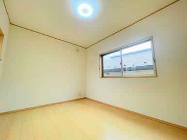 「2階東側洋室」約6帖のお部屋です。